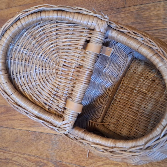 Wicker basket with Leather hinges two separate Compartments - Picture 11 of 12